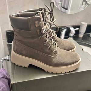 Timberland women’s boot olive color
